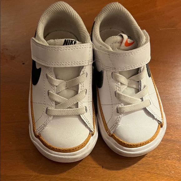 Nike Kids White and Black Sneakers with Tan Accents - Picture 2 of 3